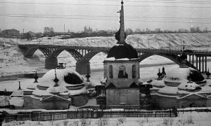 Ф. Ф-1. Оп. 1. Д. 2092. Пятницкая церковь в г. Старице. На заднем плане Новый мост через реку Волгу. 1963 г..jpg
