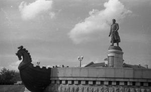 ГАТО. Ф. Ф-1. Оп. 1. Д. 1723. Памятник Афанасию Никитину на Первомайской набережной в г. Калинине..jpg