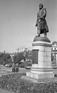 ГАТО. Ф. Ф-1. Оп. 1. Д. 1778. Памятник Афанасию Никитину на Первомайской набережной в г. Калинине. 20 мая 1959 г..jpg