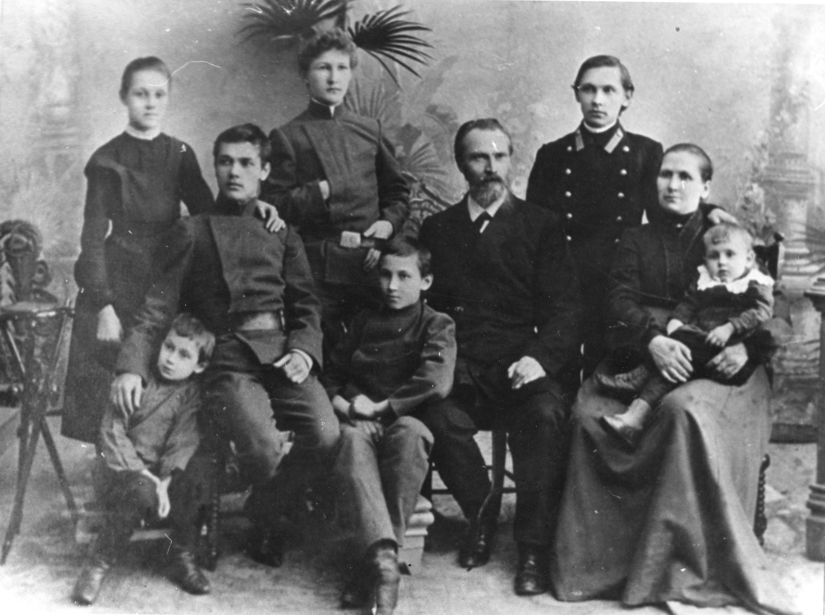 ГАТО. Ф. Р-1297. Оп. 1. Д. 68. Л. 1. Семейная фотография Забелиных 1905 г.