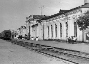 ГАТО. Ф. Ф-1. Оп. 1. Д. 3336. Здание железнодорожного вокзала в г. Торопце. июнь 1974.jpg