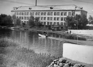 ГАТО. Ф. Ф-1. Оп. 1. Д. 3339. Новый корпус швейной фабрики в г. Торопце. Вид со стороны реки Торопы. июнь 1974.jpg