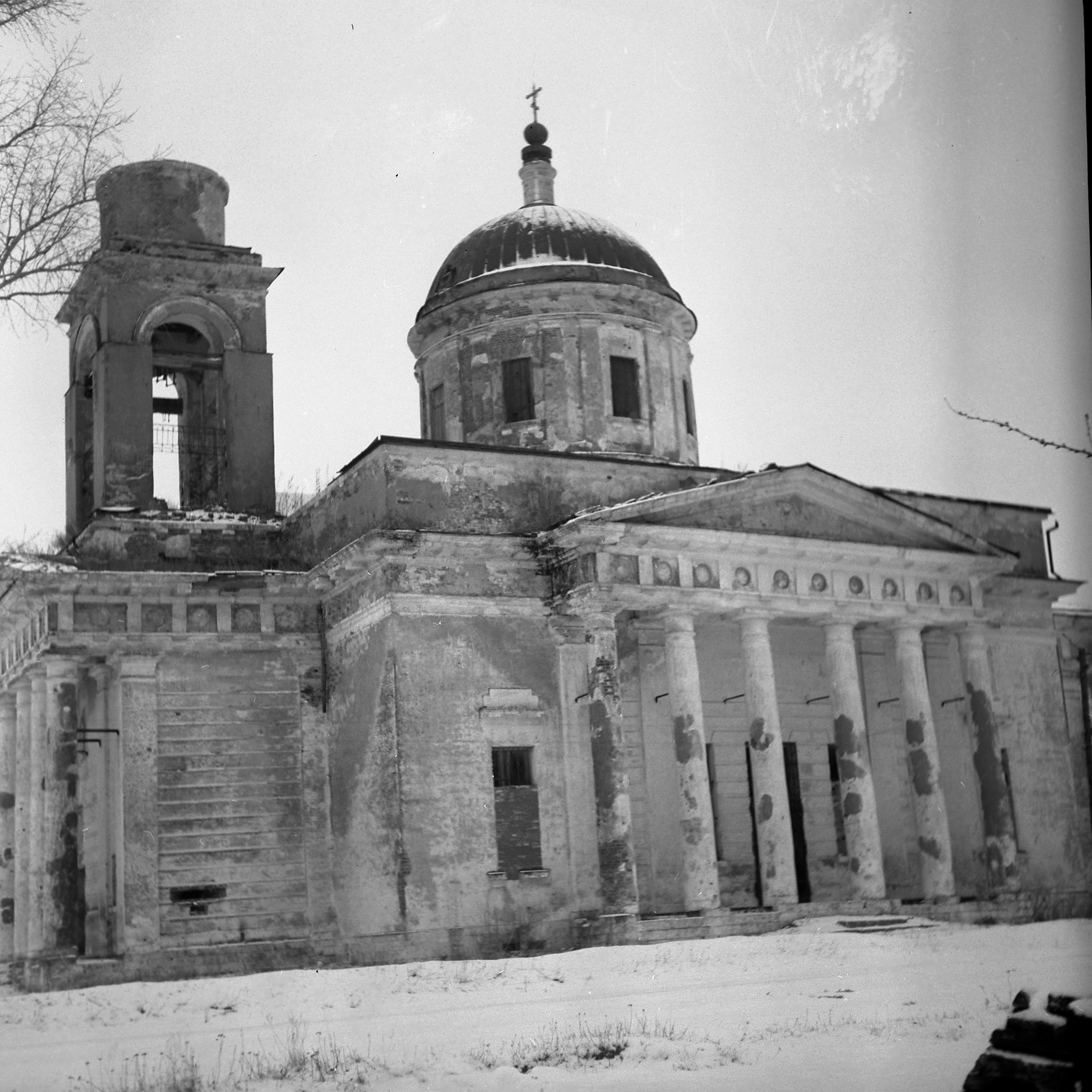 ГАТО. Ф. Ф-1. Оп. 1. Д. 1061. Здание Вознесенской церкви в селе Дудино Калининского района. Общий вид. 1971 г.