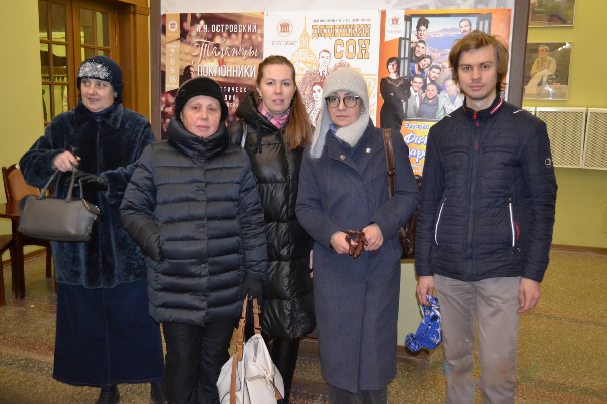 Архивисты ТЦДНИ после просмотра кино о Донбассе. Театр драмы. 4 ноября 2022 года