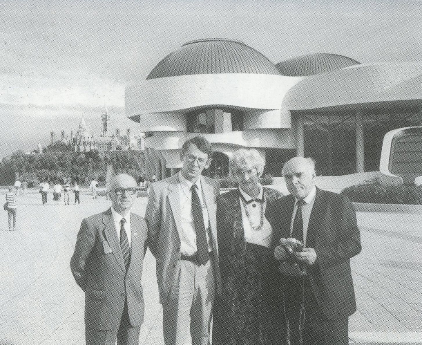 М.А. Ильин (слева) на XII Международном конгрессе архивов в г. Монреале (Канада). Сентябрь 1992 г.