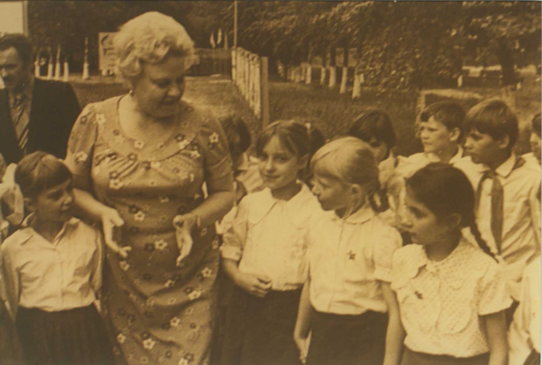 ГАТО. Ф. Р-2384. Оп. 1. Д. 37. Г.Р. Лагздынь со школьниками г. Ржева. 1979 г. (копия).